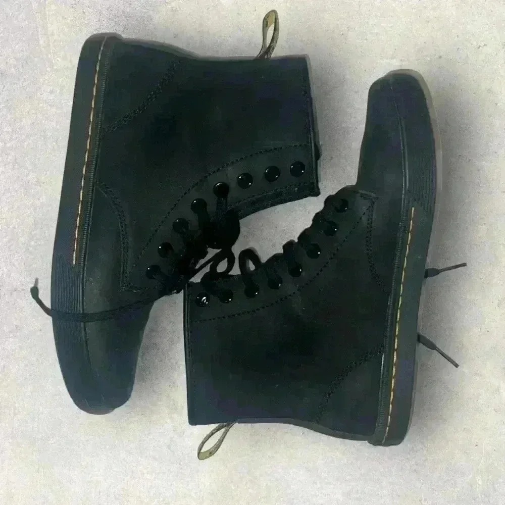 Dc Martin's size 6‎
